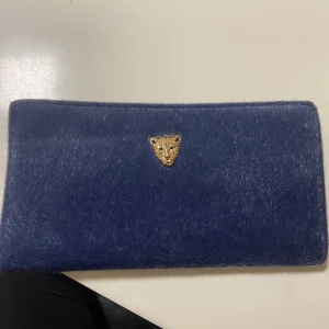 pouch  - säljer den fin pouch som är helt nytt!!