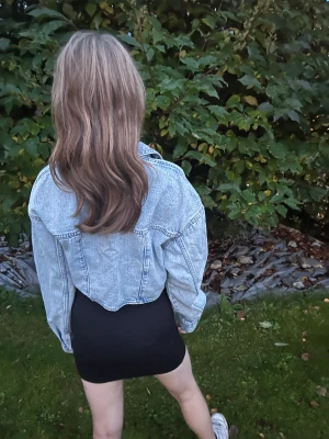 jeansjacka - Säljer denna superfina jeansjacka som bara är använd en gång och därför i väldigt bra skick.Pris kan såklart diskuteras.