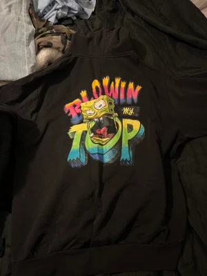 Oversized hoodie med tryck - Jättemysig oversized hoodie från H&M. Använd men i bra skick. Jätteskön och cool. Storlek XL/XXL. 100kr+frakt❤️