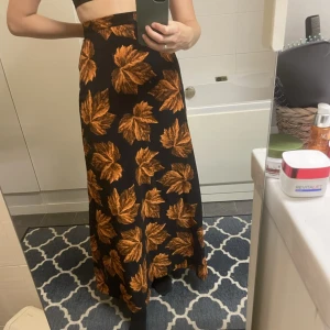 Långkjol strl S - Lång kjol från 70-talet, fint skick i storlek S 