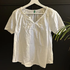 Vit blus - Säljer denna superfina blus med broderings detalj. Knappt använd max 2ggr, därav säljes. Onesize i storlek skulle säga S/36. Passar jätte fint t lågmidjade jeans. Inga defekter såsom fläckar eller missfärgningar. Väldigt bra skick!!🩷🩷