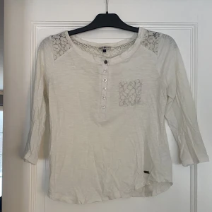  vit tröja  - Super gullig vit tröja men en bröstficka i spets samt på ryggen i storlek S💞. Halv långa ärmar