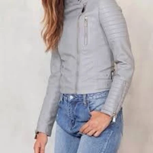 Chiquelle skinnjacka   - Använder inte därför säljer jag den vidare den är i väldigt bra skick och storleken är 42 men dom är små i storleken så det är som en M 