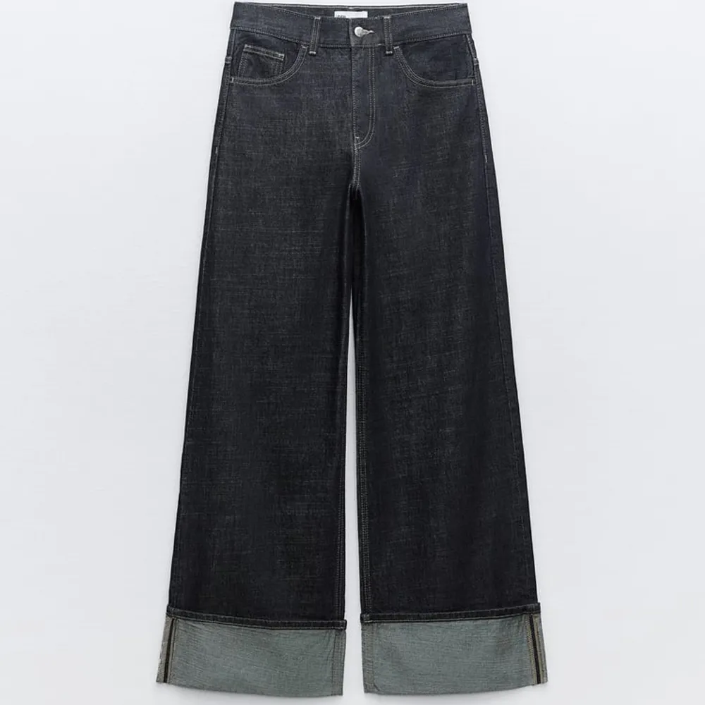 slutsålda populära jeans från Zara. har en till annons för strl 34   https://www.zara.com/se/sv/jeans-denim-trf-med-uppvikta-benslut-p06045205.html . Jeans & Byxor.