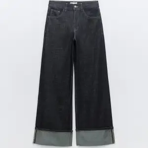 slutsålda populära jeans från Zara. har en till annons för strl 34   https://www.zara.com/se/sv/jeans-denim-trf-med-uppvikta-benslut-p06045205.html 