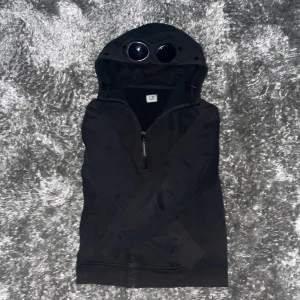 Cp company hoodie  - Säljer min cp company zip up, skick 9/10, inga hål eller defekter. Nypris: 3099kr. Är öppen för byten också