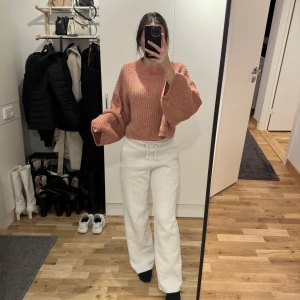 Stickad tröja - Säljer denna stickade tröja från gina🥰❤️ knappt använd. Strl M