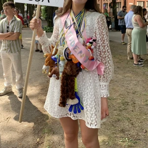 Studentklänning - Har bestämt mig för att sälja min fina studentklänning från märket Y.A.S. Inköpt ny förra året, är i storlek M men är insydd till en S. Knyts i bak och är därför reglerbar i storleken. Nypris 999kr, säljer för 700kr. Använd en gång, nyskick!🤍