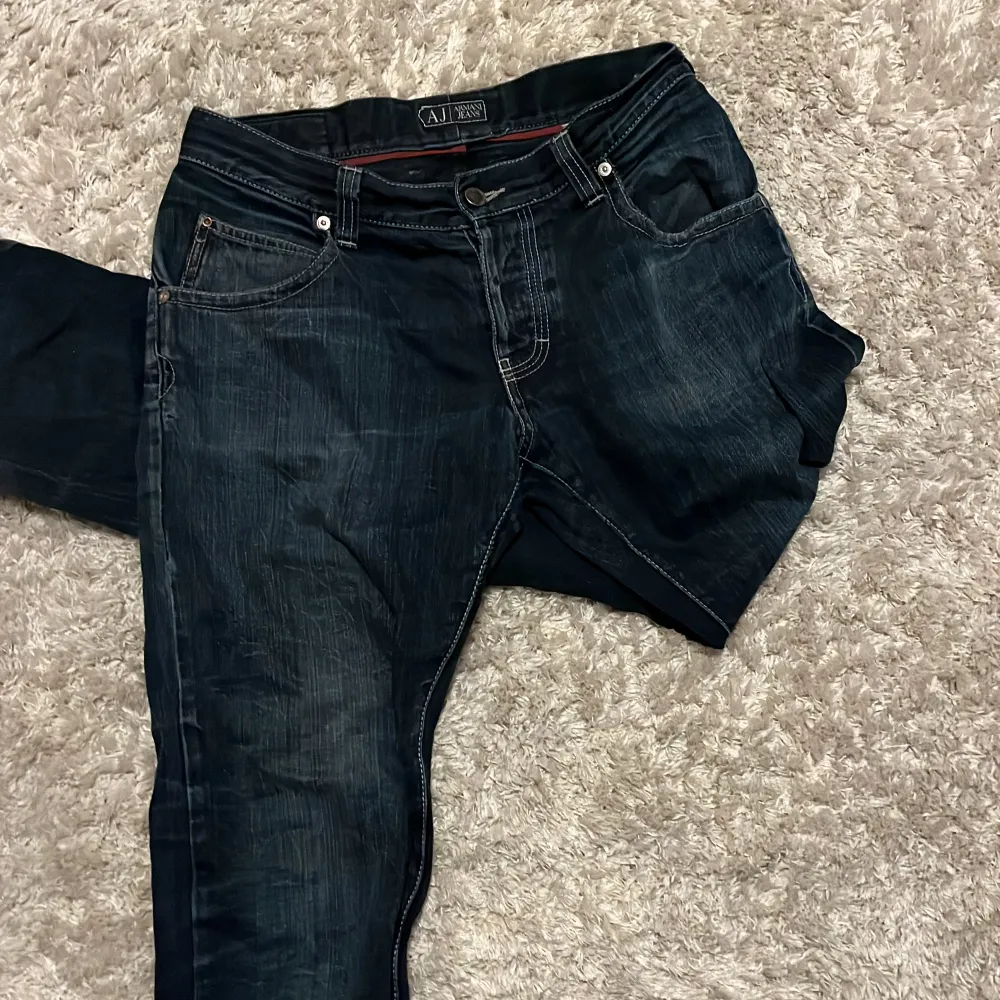 Säljer nu ett par Armani jeans. Det är ett hål i höger framficka men går lätt att sy ihop!. Jeans & Byxor.
