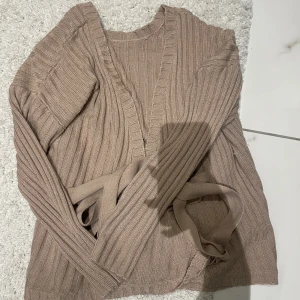 Kofta - en tjock kofta med ett bälte man lindar runt och knyter.  Storlek xs!