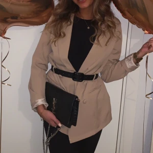 Blazer med skärp - Super snygg blazer från missguided, puderrosa med svart skärp, storlek 36🌸 endast använd en gång