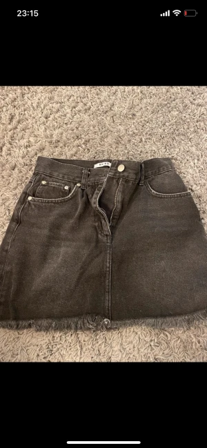 Jeanskjol  - Svart jeanskjol från na-kd. Storlek S och sitter normalt i storleken. I ett fint skick!!