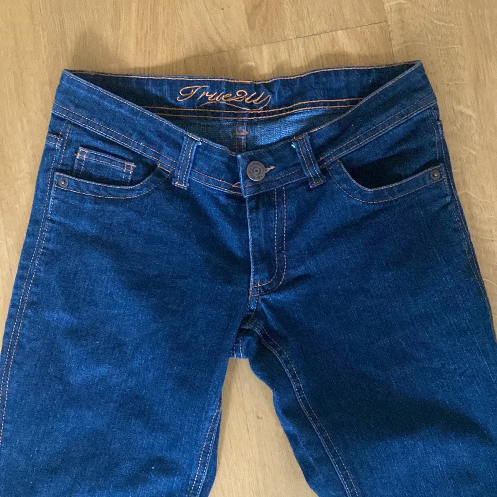 Säljer vidare dessa mörkblåa jeans jag köpte här på plick för 300 kr som tyvärr inte passade på mig, måtten står på sista bilden!💓💓‼️tar helst Swish‼️. Jeans & Byxor.