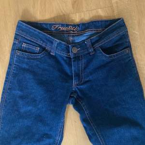 Säljer vidare dessa mörkblåa jeans jag köpte här på plick för 300 kr som tyvärr inte passade på mig, måtten står på sista bilden!💓💓‼️tar helst Swish‼️