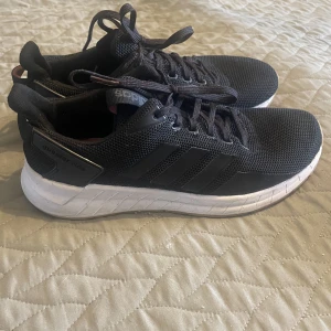 Adidas sneakers  - Träningsko som funkar fint på promenaden eller till gymet. Använda enbart några gånger pga fel storlek. En liten slitning i form av en ”maska” på ena skon.