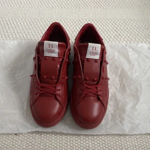 Valentino skor - Tja, säljer nu dessa as snygga och sällsynta Valentino skor. Skicket är som det syns på bilder, 9/10. Passar st 44. Självklart är dem äkta. Vid frågor eller funderingar hör bara av dig. Fler bilder går även att lösa //Jacob