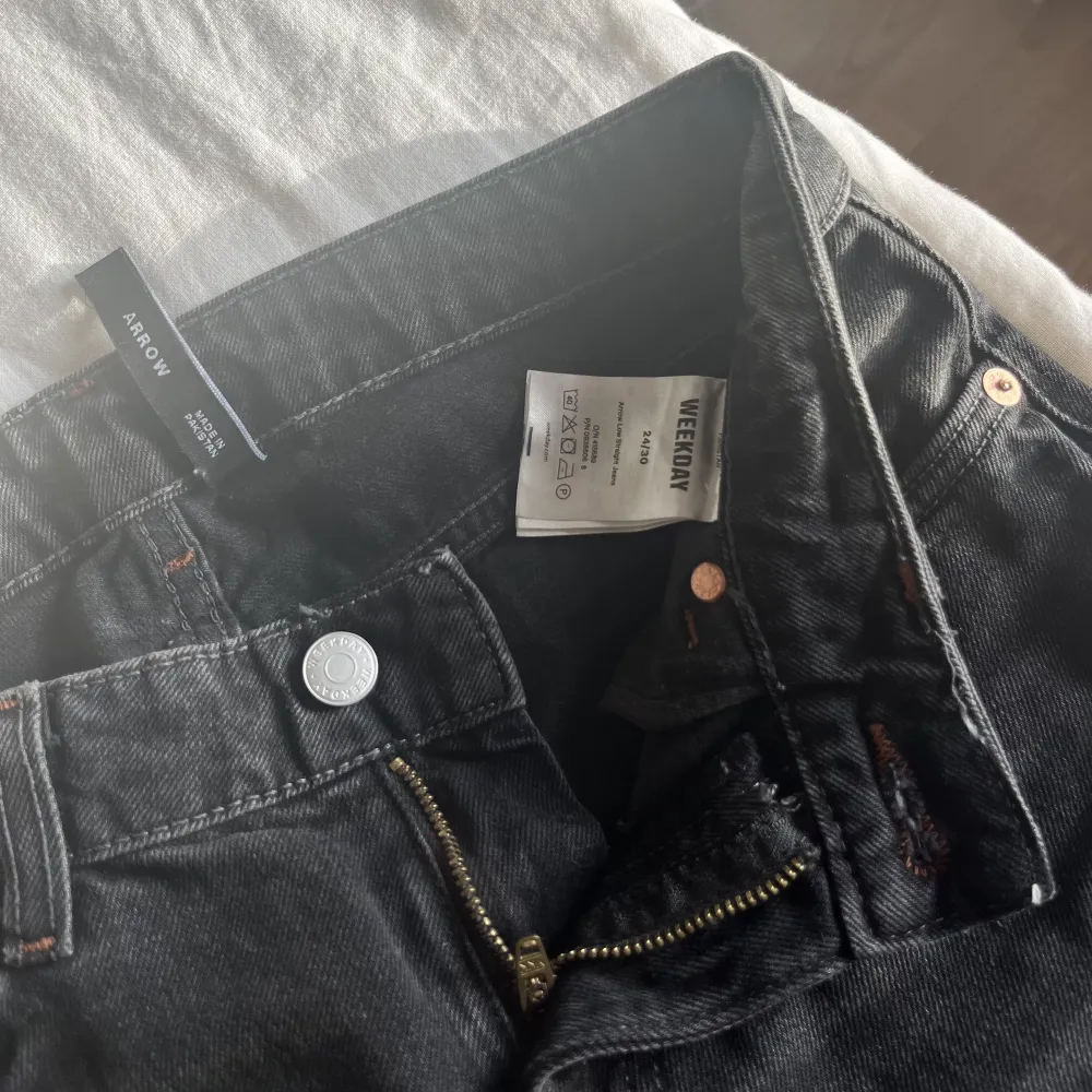 Säljer nu dessa Arrow Low Straight Jeans från Weekday i färgen ”noir black”. Jeansen är i storlek 24/30 och sitter perfekt på mig som är ca 164. De är använda fåtal gånger, så mycket bra skick!! Hör av dig vid funderingar. (Frakten stämmer ej). Jeans & Byxor.