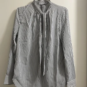 Knytblus strl 38 - Knytblus i strl 38, svart och vit randig