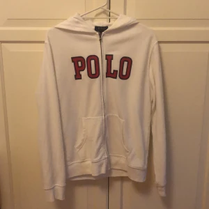 Ralph lauren hoodie - Säljer denna Ralph lauren hoodien i storleken S. Skriv om du har någon fråga.