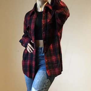 Höstig Flanellskjorta  - Högkvalitativ flanellskjorta som passar perfekt till hösten då den är av ett tjockare material. Passar XS-M beroende på hur man vill att den passar :)