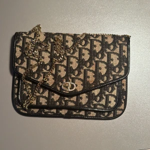 Äkta dior väska  - Dena väska är äkta(det kan du se på bilden),den är i väldigt bra skick och väldigt fin.