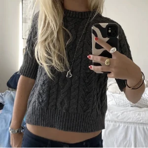 Stickad t-shirt - Säljer min snygga stickade t-shirt. Den är i bra skick och säljer för att den inte kommer till användning. Tryck gärna på köp nu💕