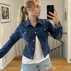 Jacka mockaimmitation  - Supersnygg vår eller innerjacka i fin blå färg💙Jackan är i bra kvalitét ifrån Replay, den är formbar i modellen 