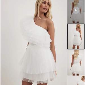 Söker denna eller liknande vita klänningen från nakd💓