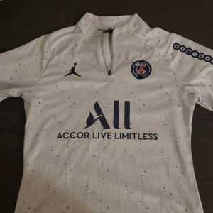 Vit psg tröja inte andvänd - Den här tröjan passar ej mig och kan inte skicka tillbaka den eftersom den inte har tags/lapparna kvar då jag var för snabb att rycka bort dem
