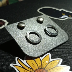 Örhängen  - Aldrig använts. Köptes i Australien för 9.95 (australiensiska) dollar.