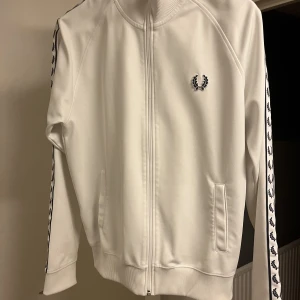 Fred Perry Zip - Säljer denna feta fred perry zipen då jag inte använder den längre. Använd men fortfarande i bra skick. Storlek M. 