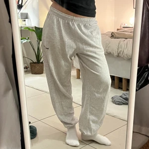 Mjukisbyxor UO - Grå mjukisbyxor från Urban Outfitters. Perfekt passform, säljer då de är för små. Lite luddiga inuti. Bra skick!! Nypris: ca 700kr. 