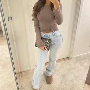 Ljusblåa mid Rise jeans  - Jätte fina jeans som är mid Rise med slits längst ner. Är 155 och dem är väldigt långa har även sytt ihop en del av slitsen för att dem ej ska släpa på marken men går lätt att ta bort 🤎