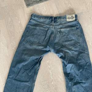 Säljer mina blåa Levis silertab jeans i storleken w31 L30. Endast använd ett fåtal gånger och säljes i mycket fint skick!