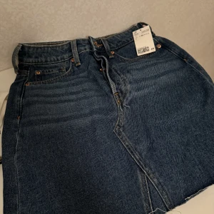Helt ny jeanskjol  - Helt ny jeanskjol med prislapp. 