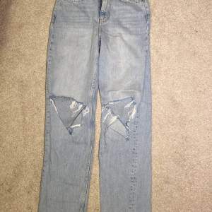 Sååå snygga low waist jeans från Gina tricot. Storlek 34! Har hunnit använda dem Max 3 gånger då de blev för korta efter :( Så nyskick💞