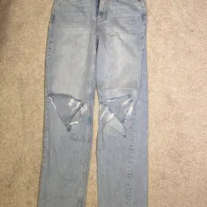 Sååå snygga low waist jeans från Gina tricot. Storlek 34! Har hunnit använda dem Max 3 gånger då de blev för korta efter :( Så nyskick💞