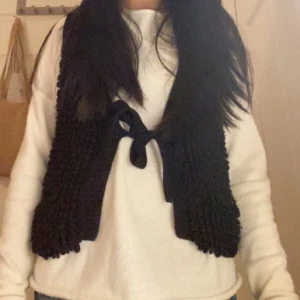 Stickad väst💘 - En väst som går med verkligen allt, storlek S men passar även M 😘