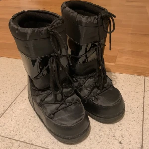 Moonboots Duffy stl 37/38 - Super snygga Moonboots ifrån Duffy i storlek 37/38 i nyskick använda 1-2 gånger bara. 