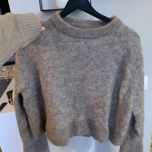 Stickad tröja  - Stickad tröja från H&M. Storlek XL men super liten i storleken. Skulle säga att det är en S.