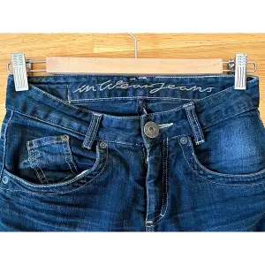 Sjukt snygga lågmidjade jeans från InWear. Jeansen är väldigt mörkblå i färgen med en perfekt tvätt och med snygga sömdetaljer🙌🏻 De är i mycket gott skick, i princip som nya. Säljer då de är för små för mig