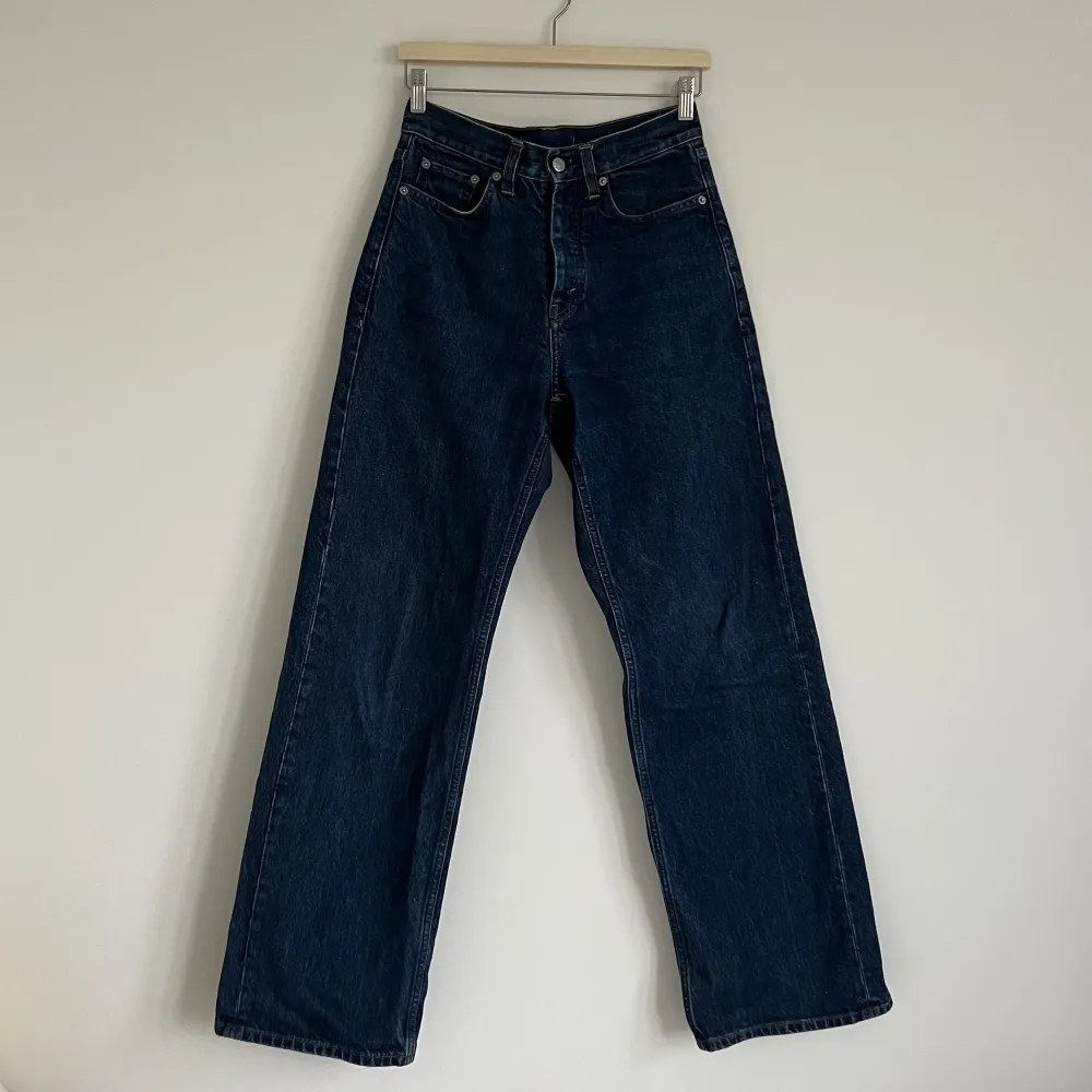 Måttligt använda jeans från Hope i gott skick! Loose och aningen högmidjade. För referens är jag 170.. Jeans & Byxor.