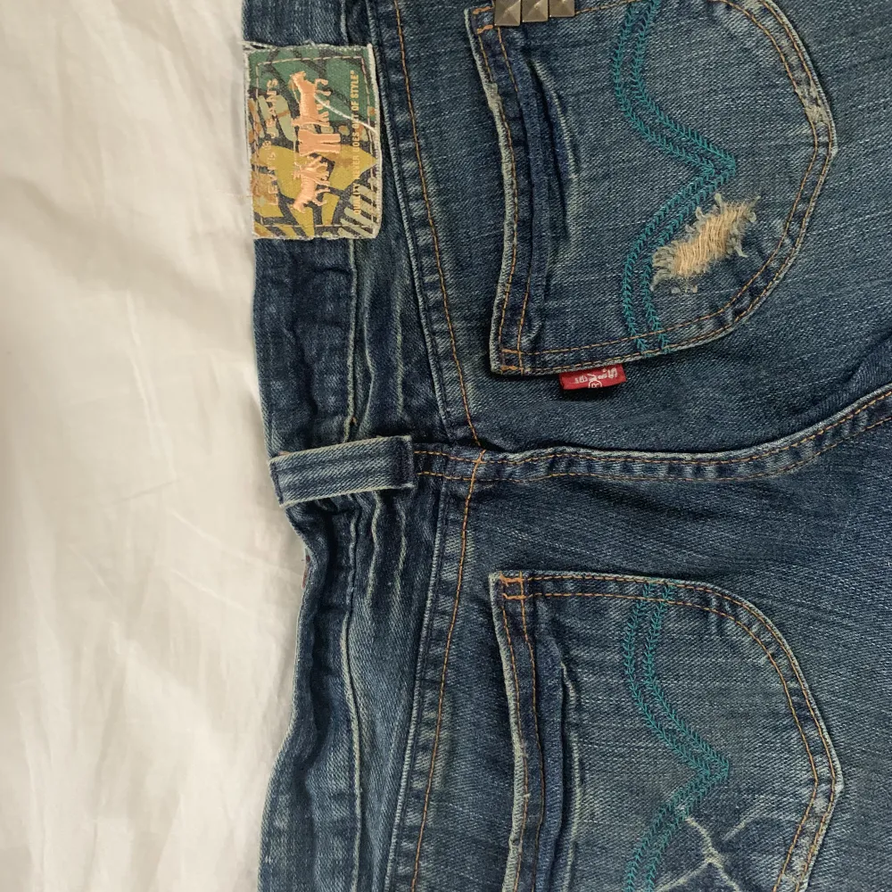 Ett par jättefina unika Levis jeans, fyndade här på plick men säljer för att de var för långa. Jeans & Byxor.