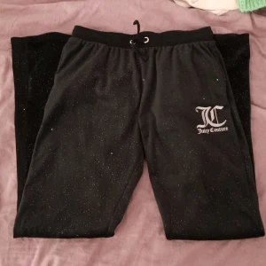 Juicy  - Helt nya Juciy  Som man ser på bilderna har dom öppna fickor Dom är svarta och har glitter i sig  Har ni frågor skriv till mig  Det står i dom att det är storlek 15/16 år men det tycker jag inte att dom är men kan säga att dom är ungefär i st S/M