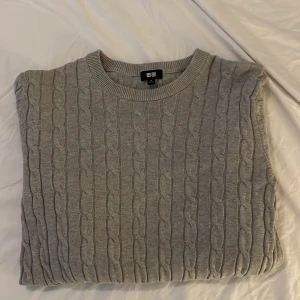 Kabelstickad uniqlo tröja i kaschmir och bomull. - En grå Kabelstickad tröja från uniqlo. Den är i bra skick och har inga hål eller andra defekter. Den är i storlek medium men sitter som small. Perfekt nu till hösten och vintern. Den innehåller Kashmir.Hör av dig för fler bilder eller frågor!