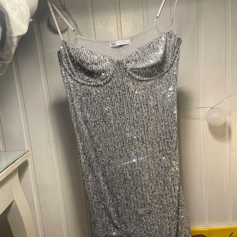 Intressekoll på mina fina kläning från zara som passar perfekt nu till nyår!⭐️🤍. Klänningar.