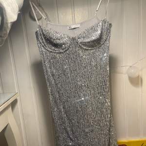 Intressekoll på mina fina kläning från zara som passar perfekt nu till nyår!⭐️🤍