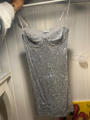 Glittrig kläning - Intressekoll på mina fina kläning från zara som passar perfekt nu till nyår!⭐️🤍
