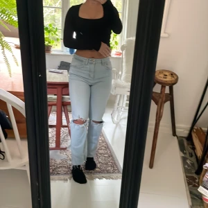 Jeans  - Ett par ljusa lite kortare jeans från Zara knappt använda, säljer då dom är för små, dom är i strlk 36 men lite mindre i storleken💕