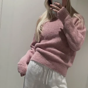 Rosa stickad tröja - Säljer denna lite tjockare stickad tröja från &otherstories. Den är i storlek S men hade passat M också! 💓💓💓